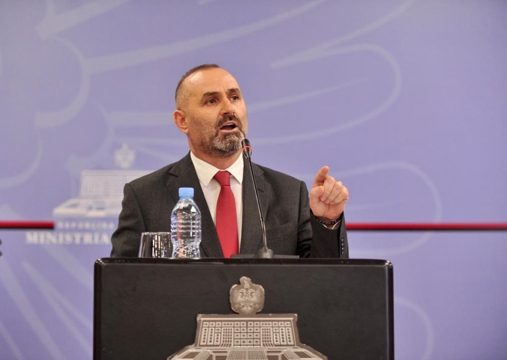 Manja: Së bashku me qytetarët, betejë Taxhim Ymerëve me vulë shteti që vendosin gjoba